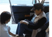 送迎車にて帰宅の様子